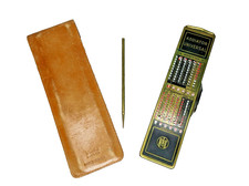 #SE334# Addiator Universal Rechenschieber 50er Jahre mit Stift und Lederetui