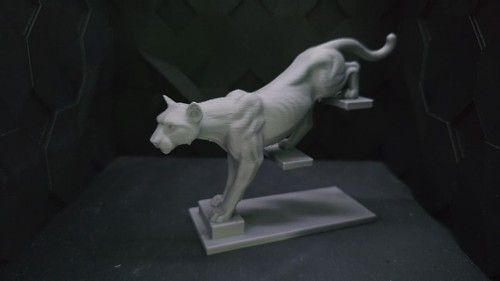 Schwebender panther auf treppe - panther,