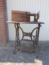 Alte Nähmaschine mit Tisch Hersteller unbekannt
