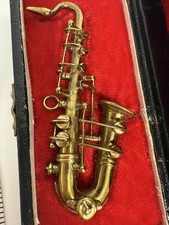 Altsaxophon Miniatur mit Goldeffekt und gefüttertem Gehäuse. Kein Ständer im Lieferumfang enthalten
