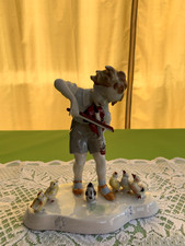 Porzellanfigur: Junge mit Geige und Küken