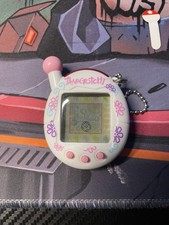 Tamagotchi Connection V4 Weiß mit Rosa Blumen Sehr Guter Zustand Bandai 2004