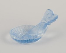 René Lalique, Frankreich. Frühe Schale "Dahlia et Papillon" im blauen Kunstglas.