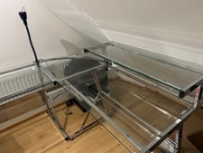 Eckschreibtisch aus Metall mit Glasplatten