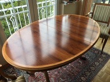 Heldense Esstisch aus Eibe. Einzelstück, ausziehbar, top erhalten mit Patina.