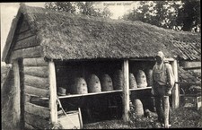 Ak Bienenhaus mit Imker, Imker, Bienenkörbe - 10848204