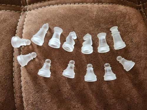 Kleine schachfiguren aus glas - schachfiguren,