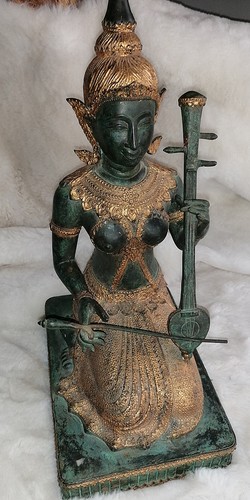 Sehr alte knieende buddha - sehr,