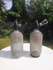 2x Vintage Siphonflasche, Sodaspender aus der Tschechoslowakei im Metallnetz