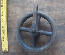 alte Umlenkrolle einer Turmuhr