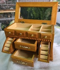 Schmuckschatulle aus Holz mit