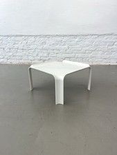 Artifort 877 Beistelltisch von