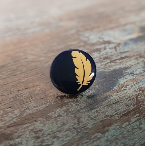 Button weiße feder 9cm - weiße,