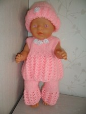 Handgestrickte Puppenkleidung