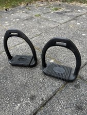 Schwarze Steigbügel mit
