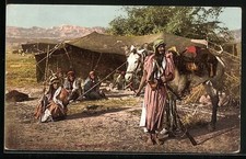 Beduinen vor Zelt mit Pferd