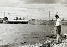 Junge in kurzer Hose steht am