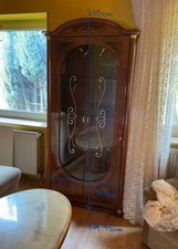 Alter eleganter Glasvitrinenschrank Wohnzimmerschrank mit integrierter Lampe