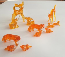 Tierfiguren aus transparentem, orangem Plastik nach Maxi-Ei Art