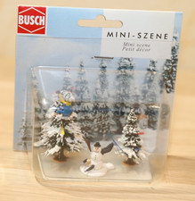 Busch 7688 Ski Unfall, Fahrer am Tannenbaum, Schneemann  H0, 1:87  Mini Szene