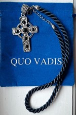 Quo Vadis: Halskette mit Kreuz silberfarben, Textilband dunkelblau mit QV-Beutel
