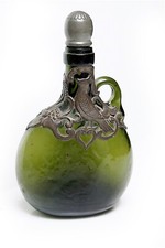 EIN ALTER DÄNISCHER ZINN HOLMEGAAD OVERLAY GRÜNER GLASFLAGON UM 1910 -1930ER JAHRE.