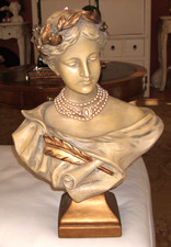 Große signierte Frauenbüste