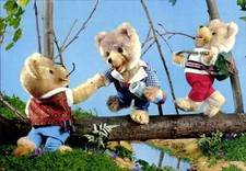 Ak Teddybären, Teddys balancieren auf einem Baumstamm - 4327412