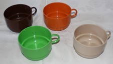 4 verschieden farbige Plastiktassen aus DDR in sehr gutem Zustand  (K5)