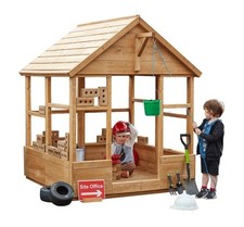 Sandkasten und Fachwerkhaus |