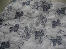 Stoff weiß mit blau bestickt, 145x85 cm, davon bestickt ca. 103x42 cm