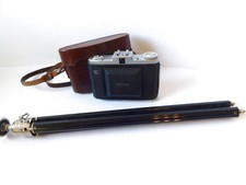 6) Eine gut erhaltene ZEISS IKON "NETTLAR" Kamera von 1951 mit "BILORA" Stativ