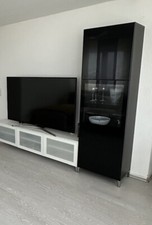 Moderne Besta Vitrine in Schwarz mit Hochglanz-Klarglas