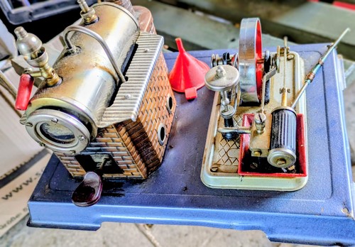Alte dampfmaschine auf einer - dampfmaschine,