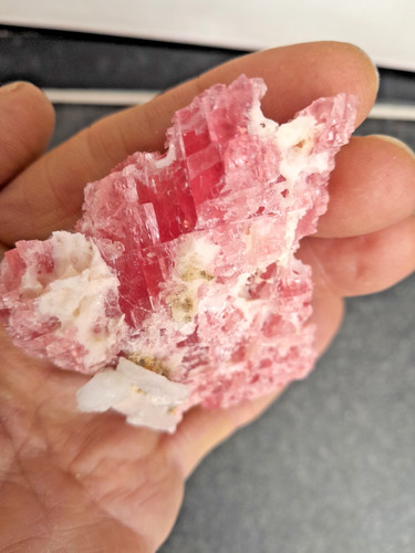 Rhodochrosit auf quarz - rhodochrosit,