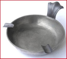 Aschenbecher - aus Zinn mit geschwungenem Anfasser