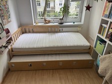 Kinderbett /Holz 90x200. Ausziehbar auf 2 Betten . Sehr gut erhalten.