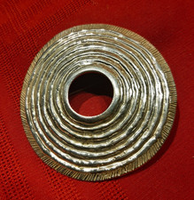 große silberne runde Brosche