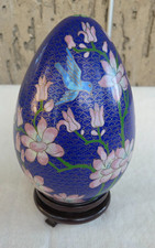 großes chinesisches Cloisonné Ei dunkelblau, Blüten rosa, Vögel blau auf Sockel