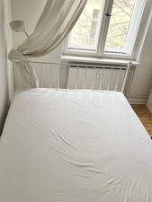Weiße IKEA-Bett (Leirvik)