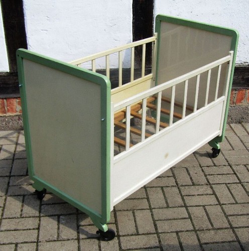 Hübsches altes kinderbett - hübsches,