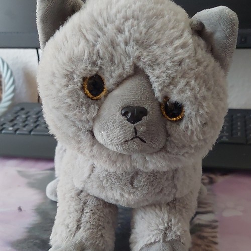 Grauer plüschhund kuscheltier - plüschhund,