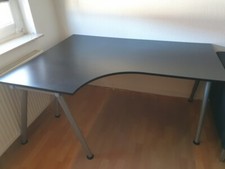 Eck-SCHREIBTISCH schwarz mit Büro-Stuhl und Boden-Schutzmatte - top Zustand