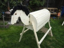 Holzpferd mit beweglichem Kopf