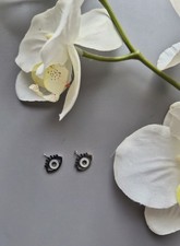 2 silber farbene Damen Augen