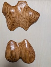 Relief, ein Frauentorso. Wand