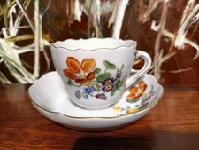MEISSEN neuer Ausschnitt, edle Mokkatasse mit Untertasse,  bunte Blume I. Wahl