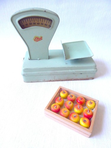 Waage aus blech mit - waage,