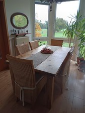 Massiver Esstisch (180 cm x 100 cm) mit 6 Rattanstühlen zu verkaufen