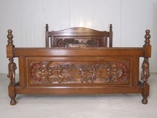 KM 486 Vintage Bett Kastanie massiv Bretagne Schnitzereien mit Porträts um 1960